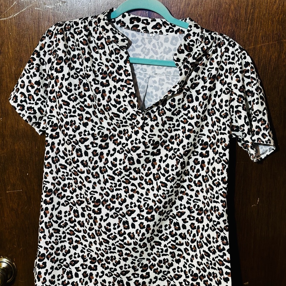 Chic Leopard Print Top